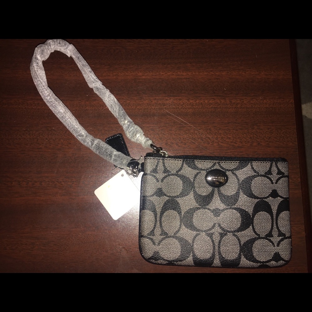 NWT Coach Peyton Signature Small Wristlet